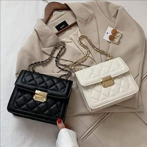 Bolso Bandolera Impermeable Ligero para Mujer, Diseño de Rejilla de Diamantes Coreano, Correa de Cadena, Uso en Exteriores, Capacidad de 3L+, Material PU - Product Image 2