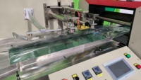 Machine d'emballage, de scellage et d'étiquetage entièrement automatique pneumatique pour films alimentaires en plastique, idéale pour les fruits, légumes, carottes et choux.