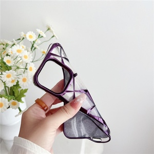 Funda de Teléfono con Líneas Electrochapadas y Brillo Degradado de Lujo 2023 para iPhone 15 Pro Max, Funda Protectora Suave 3D con Diseño de Cubo de Agua a Prueba de Golpes - Product Image 2