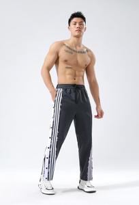 <span class=keywords><strong>Pantaloni</strong></span> eleganti da uomo con bottone laterale per apertura <span class=keywords><strong>pantaloni</strong></span> sportivi cool streetwear <span class=keywords><strong>pantaloni</strong></span> da basket larghi con logo personalizzato di alta qualità - Product Image 2