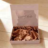 Boîtes cadeaux rigides personnalisées en papier rose pâle magnétique avec insert en satin plissé champagne pour l'emballage de perruques et d'extensions de cheveux