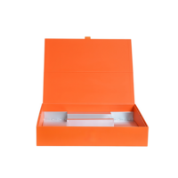 Boîtes en papier de style couverture estampées or avec fond gris pour flacons de parfum, emballage cadeau