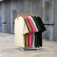 T-shirt élégant pour homme avec logo personnalisé, coupe ample et manches courtes, idéal pour l'été, prix abordable.