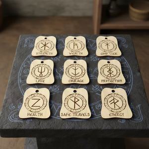 Ensemble de 9 ornements de protection en runes, ornements de Noël celtiques, symboles vikings, décorations nordiques païennes en bois, décoration d'arbre de Noël - Product Image 2