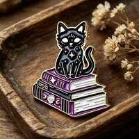 Épinglette en émail avec chat noir sorcier sur livre de sorts, broche gothique occulte