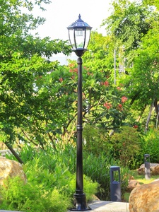 Lampe solaire de jardin LED avec abat-jour en verre bronze, IP65 résistant à l'eau, lumière du jour 5000K, CRI 90, faisceau de 60°, avec détecteur de mouvement - Product Image 4