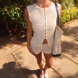 ชุดเซ็ตสองชิ้นสำหรับผู้หญิง รุ่น T-1457 สไตล์เน็ตไอดอล ดีไซน์เว้าลายฉลุ เสื้อแขนกุด กางเกงขาสั้น เหมาะสำหรับวันหยุดฤดูร้อน - Product Image 2