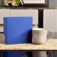 Ensemble d'assiettes à dîner en céramique beige de luxe, style européen, motif végétal, écologique, bord doré, design floral en relief blanc, élégant