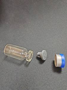 Bouteilles en verre avec couvercles rouges, jaunes, bleus, noirs et blancs pour usage en laboratoire, pouvant contenir des poudres et des liquides, pour la recherche en salon de beauté. - Product Image 2