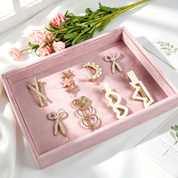 Présentoir de Vitrine Haut de Gamme en Velours Rose pour Colliers et Bagues – Support de Présentation Premium