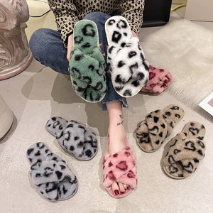 Nouveauté Pantoufles de maison personnalisées en fausse <span class=keywords><strong>fourrure</strong></span> à la mode pour femmes Pantoufles d'intérieur en <span class=keywords><strong>fourrure</strong></span> léopard croisé pour femmes - Product Image 5