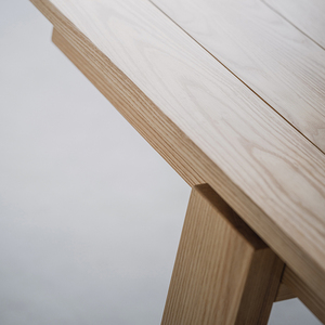 Table à manger en bois de frêne blanc, style bûche, design artistique minimaliste japonais, conception en assemblage pour la maison et le bureau - Product Image 4