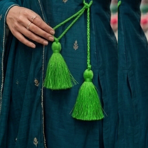 Décoration suspendue en tissu vert avec pompons, style bohème, accessoire de décoration pour salon - Product Image 1