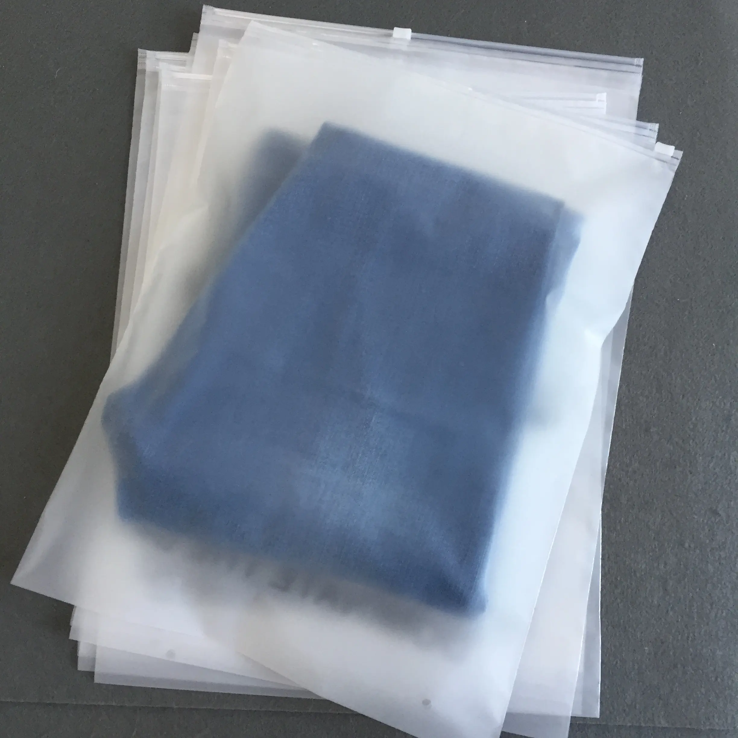 Milieuvriendelijke Op Maat Bedrukte Biologisch Afbreekbare Matte Ritssluitingszak Voor Kledingverpakking Plastic Ritssluiting