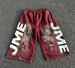 Shorts Bermuda déchirés pour hommes, imprimé par sublimation, taille élastique, motif lettres rouges, style streetwear - Product Image 1