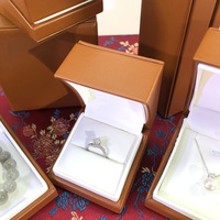 Nouvelle boîte à bijoux de luxe légère en cuir PU épaissi, à angle droit et ouverture oblique, avec motif uni et bord intérieur, pour bagues et colliers