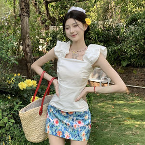 Top blanc chic d'été pour femme, coupe ajustée, taille cintrée, style débardeur à épaules dénudées, idéal pour les vacances à la plage - Product Image 1