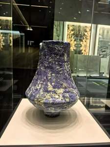 Jarrón de Mármol Azul Boliviano Hecho a Mano de Primera Calidad, Decoración Artística Elegante para Sala de Estar y Dormitorio - Product Image 1