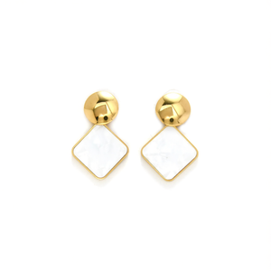 Boucles d'oreilles pendantes tendance en acier inoxydable 316L plaqué or PVD, résistantes et durables, avec incrustation de marbre blanc - Product Image 2