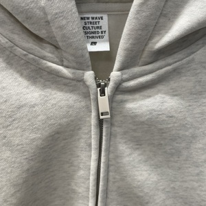 Vente en gros de sweats à capuche zippés 345 g/m² avec logo personnalisé, coupe oversize, broderie en relief, doublure polaire, 100 % coton, hiver, épaules tombantes - Product Image 3