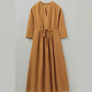 Vestido de mujer de manga larga en color marrón mostaza, corte en A, con cuello mandarín, abertura en V, cintura con cordón ajustable y silueta acampanada. - Product Image 1