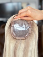 2026 SHY Topper capillaire en cheveux naturels, base mono, couleur personnalisée, entièrement noué à la main, couleur blond cendré, OEM ODM