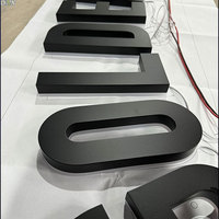 Panneau de restaurant en acrylique à bords LED avec lettres de peinture de voiture noires et rétro-éclairage bleu pour les décorations de portes de bureau pour l'entreprise