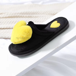 Chaussons en fourrure pour femmes, chaussons d'intérieur en peluche avec cœur, parfaits pour l'hiver - Product Image 2