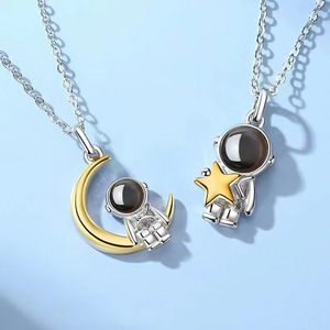 Oem Xiyin Astronauta <span class=keywords><strong>de</strong></span> Proyección <span class=keywords><strong>de</strong></span> Mil Caracteres, Astronauta Dorado para Parejas Alcanzando <span class=keywords><strong>las</strong></span> <span class=keywords><strong>Estrellas</strong></span> y Abrazando la Luna - Product Image 3