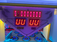 Deux personnes jouent à Whack-a-mole avec une petite soucoupe volante, doublent le plaisir et utilisent la stratégie pour gagner des cadeaux de boîte aveugle
