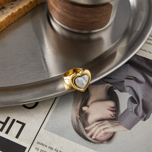 Anillo de Perlas de Agua Dulce en Forma de Corazón, Chapado en Oro de 18K, Engaste de Acero Inoxidable, Joyería Unisex para Uso Diario - Product Image 4