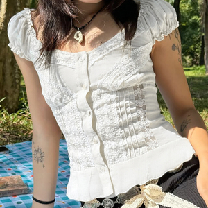 Blusa de Mujer con Mangas Abullonadas y Parches de Encaje Estilo Palacio Francés, Cuello en V, Corte Entallado, Elegante y Chic, Moda Urbana - Product Image 1