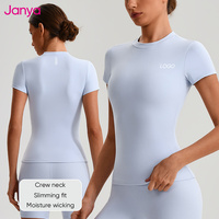 Ensemble 2 pièces Janya de haute qualité pour femme : short de sport taille haute respirant avec logo personnalisé sur le devant et haut d'entraînement à manches courtes – Idéal pour le yoga