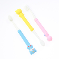 Brosse à dents pour enfant de 6 à 12 ans, style manche ours cool, poils souples, protège les dents fragiles, emballage personnalisé en blister.