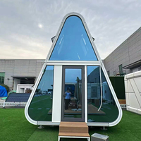 Maison capsule spatiale triangulaire préfabriquée en acier - Mini-résidence mobile moderne - Pour la vie en plein air dans les hôtels, les stations balnéaires et les villas