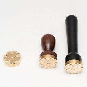 Emporte-pièce à glace en laiton de haute qualité avec logo personnalisé, moule à glace sur mesure - Product Image 1