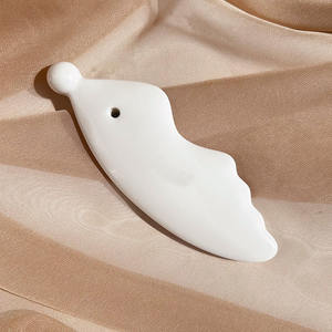 Massaggiatore animale caldo di colore bianco a forma di pesce in ceramica Gua Sha raschiando strumento di massaggio per massaggiatore di occhi - Product Image 4