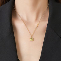 Collier tendance en acier inoxydable 316L plaqué or 18 carats avec pendentif carré pour femme – Idéal pour un anniversaire