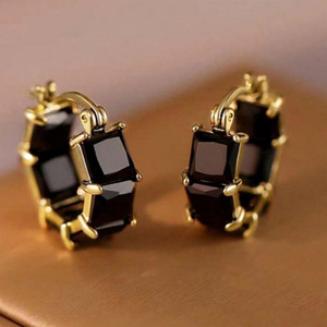 Orecchini a quattro punte per donna, design semplice, accessori per l'orecchio da indossare tutti i giorni - Product Image 1