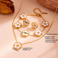 MIRADIA Style INS Bracelet Collier Boucles d'Oreilles Fleur Cinq Trèfles en Acier Inoxydable Plaqué Or 18 Carats Étanche pour Femme