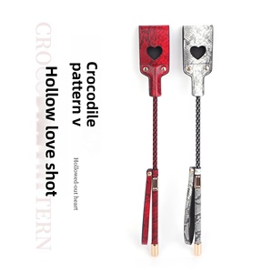 Pagaie en cuir à imprimé crocodile - Outil d'entraînement et de punition pour esclaves BDSM pour jeux adultes - Product Image 1