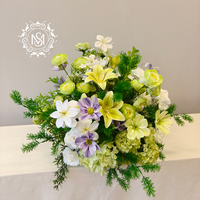 Centre de table élégant en fleurs artificielles vertes et violettes, décoration de table de mariage pour les arrangements de fêtes et d'événements