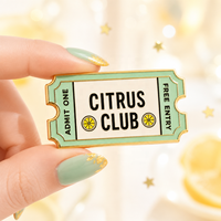 Épingles de revers personnalisées en émail dur, badges décoratifs, cadeaux promotionnels, artisanat métallique, motifs de dessins animés, thème Citrus Club, pour billets personnalisés
