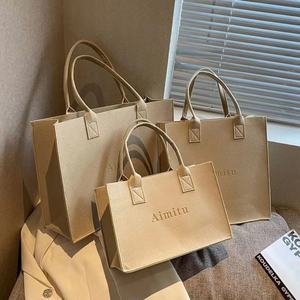 Sac fourre-tout en feutre bleu personnalisé avec logo, grande capacité, design surdimensionné, pour les courses quotidiennes en extérieur - Product Image 3