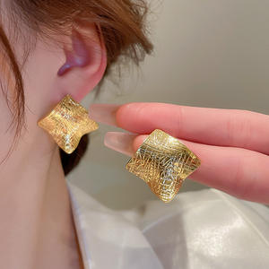 Pendientes de tuerca cuadrados plisados con aguja de plata para mujer, aretes de metal personalizados, temperamento versátil a la moda, venta al por mayor - Product Image 1