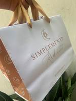 Sac de shopping en papier blanc avec logo vintage personnalisé, poignée en bois, emballage de luxe pour boutique de vêtements, bijoux, cadeaux