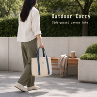 Sac fourre-tout en toile beige à grande capacité avec poignée renforcée, lettres brodées contrastées, couleur, taille, support en tissu