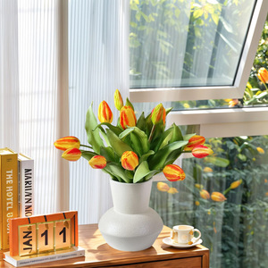 Vente en gros de 7 tulipes haut de gamme avec texture en caoutchouc souple, décorations de bureau, bouquets de fleurs pour photographie, plantes vertes simulées - Product Image 4