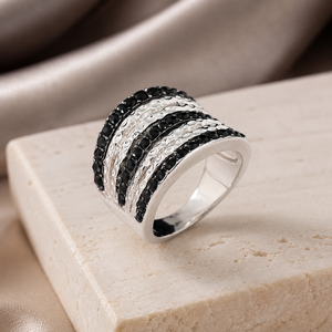 Anello Aperto Minimalista Bianco e Nero, Anello Statement alla Moda per Donne, Accessorio per Dito in Stile Semplice - Product Image 4