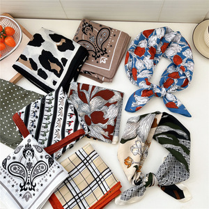 <span class=keywords><strong>Bandana</strong></span> Quadrata alla Moda con Stampa Floreale Genya 65*65cm, Foulard Quadrato in Poliestere, Sciarpa Decorativa, <span class=keywords><strong>Bandana</strong></span> <span class=keywords><strong>per</strong></span> <span class=keywords><strong>Capelli</strong></span> da Donna - Product Image 2